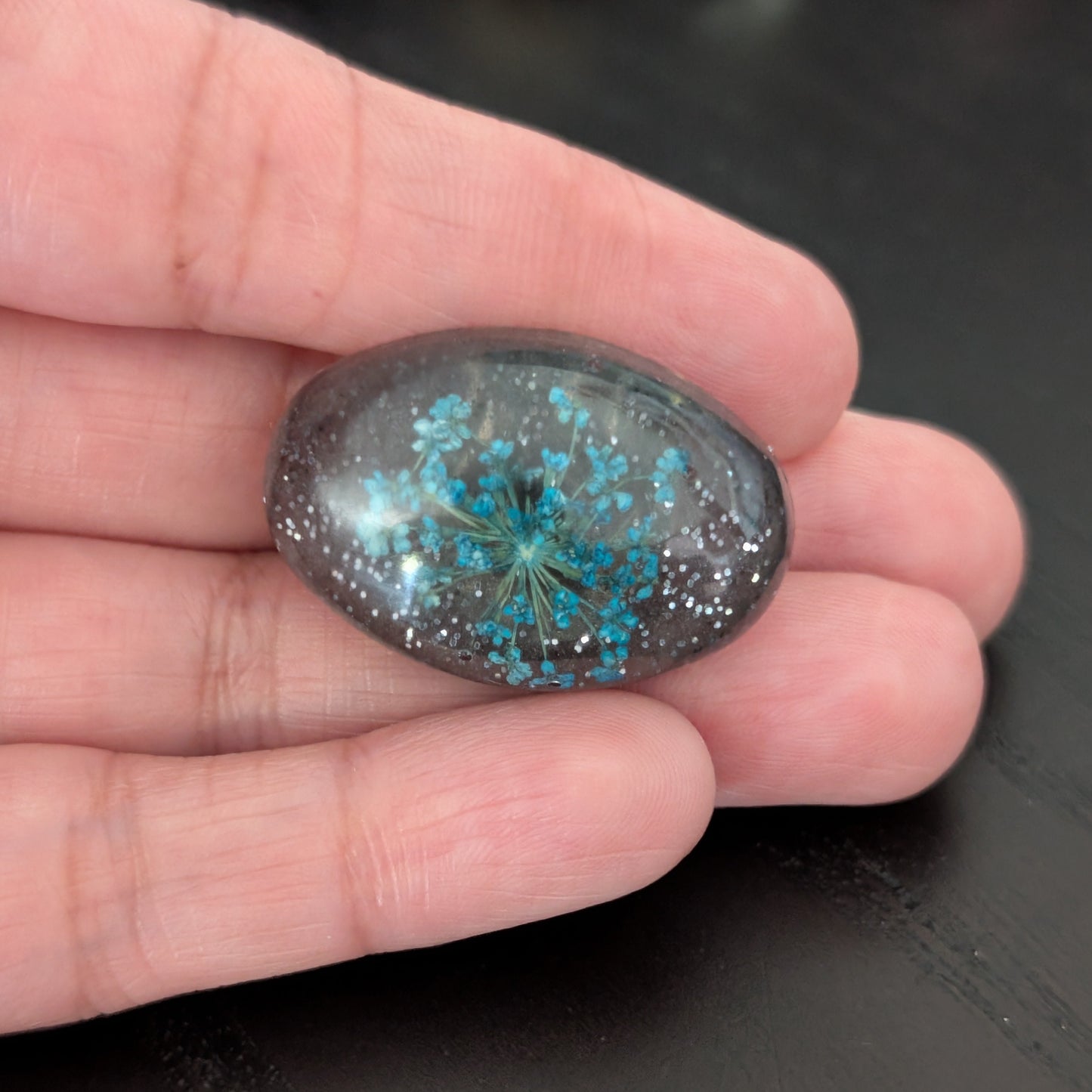 Add a touch of whimsy to any outfit with our 3D dried flower in resin pin. The stunning silver butterfly clutch ensures secure and easy attachment. Let this pin be your new go-to accessory for an elevated and playful look!