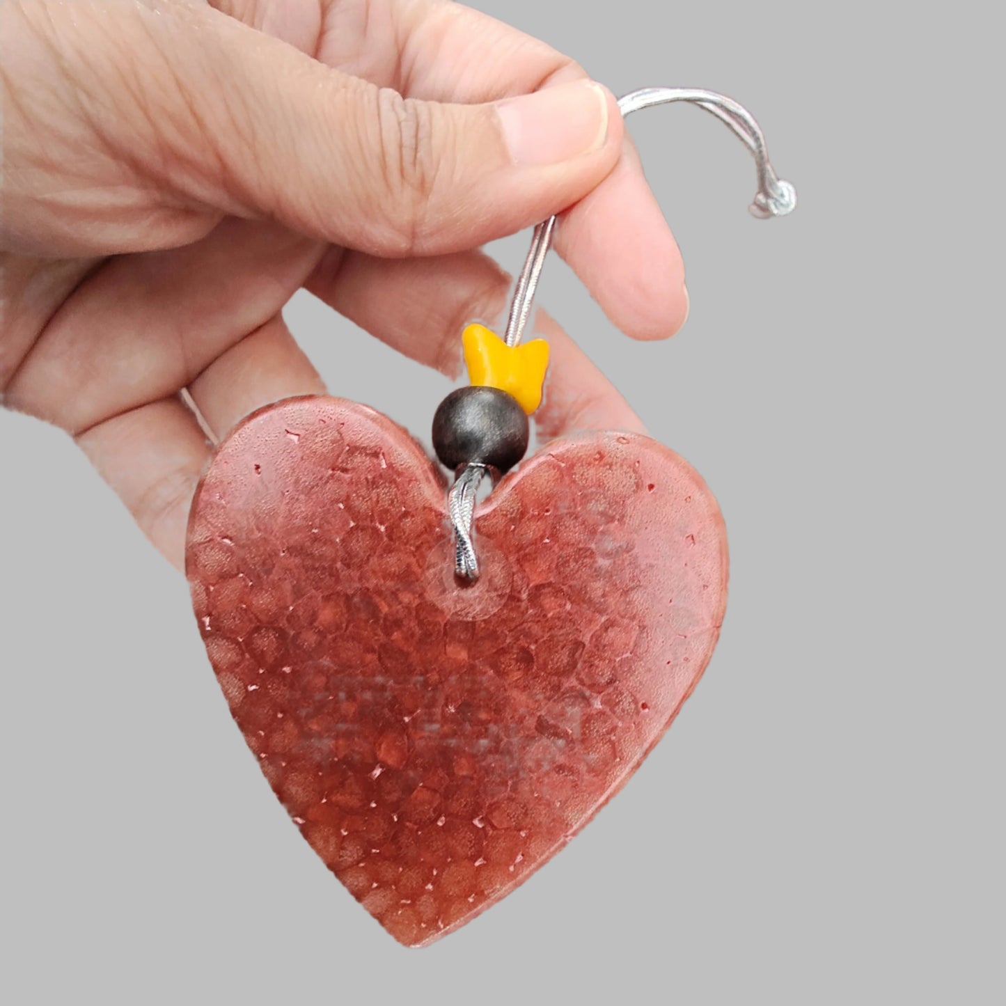 Feel the freshness of nature with Freshie's Heart With Bead air freshener! Enjoy the pleasing scent and unique design of this delightful product. Refresh your home and cars with this beautiful, eye-catching air freshener!