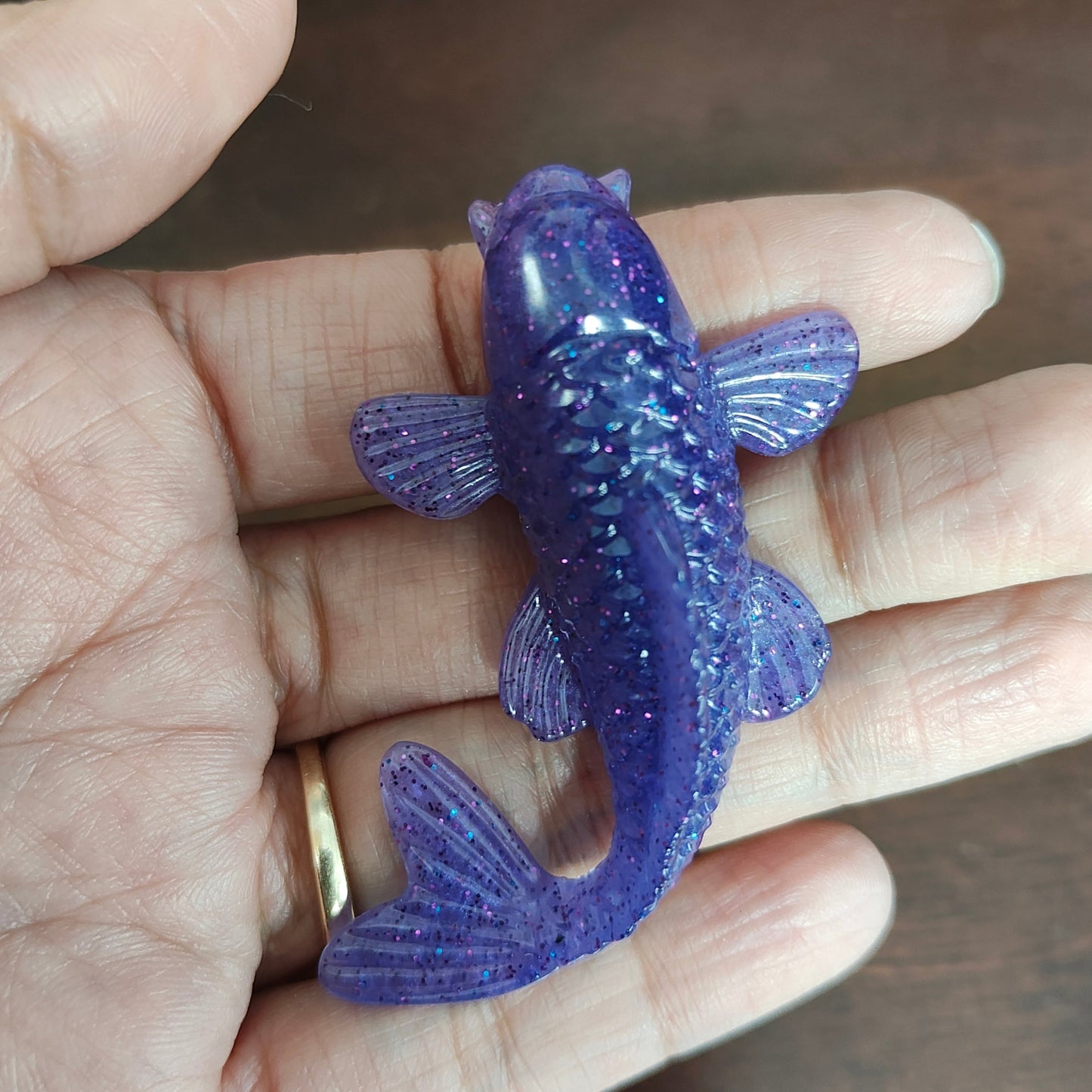 Add a touch of whimsy to any outfit with our 3D fish resin pin! Made with high-quality materials, the detailed design and silver butterfly clutch make it a durable and fashionable accessory. Perfect for any pin collector or sea-life lover.