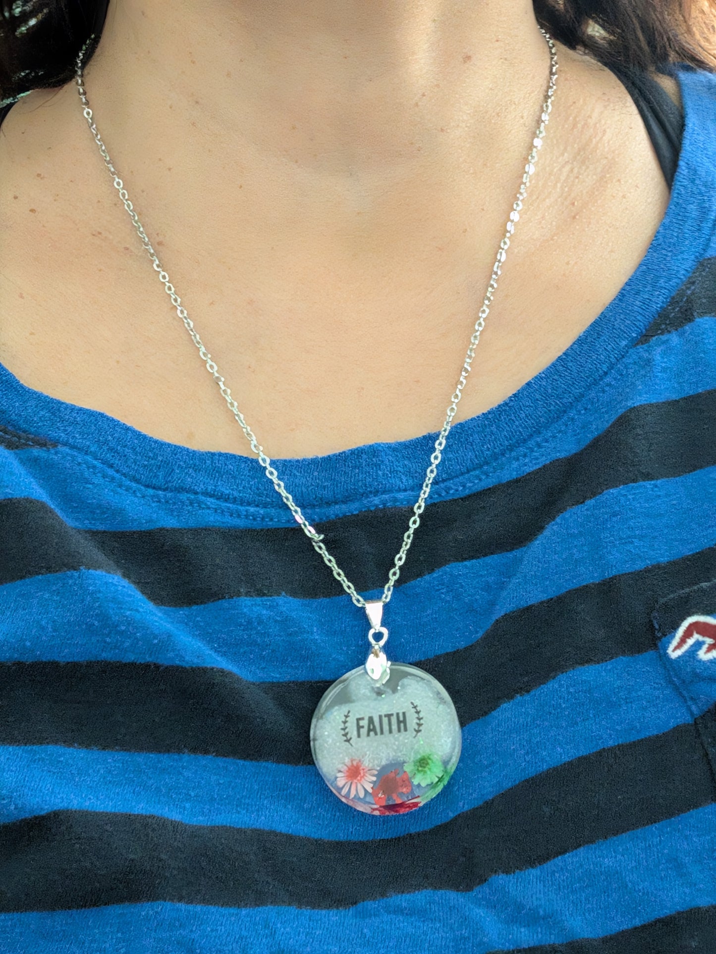 Necklace - 21 inches stainless steel cable link chain with a resin with flowers round pendant
