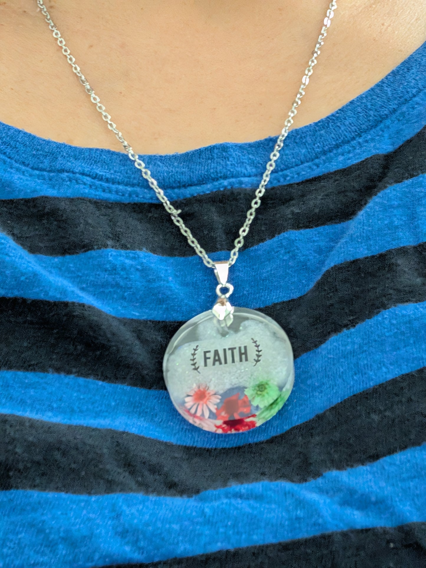 Necklace - 21 inches stainless steel cable link chain with a resin with flowers round pendant