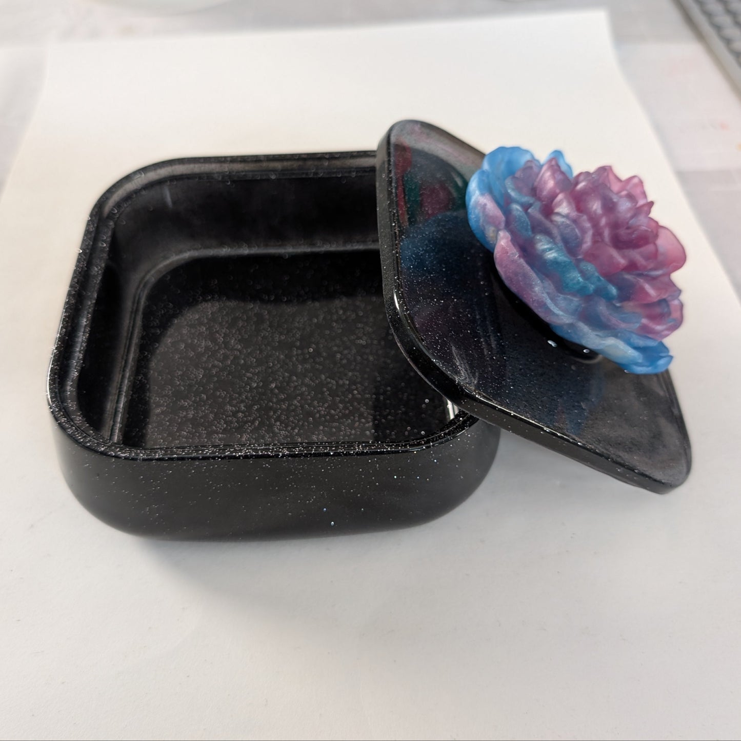 Knickknack - Large resin square jewelry box with flower lid