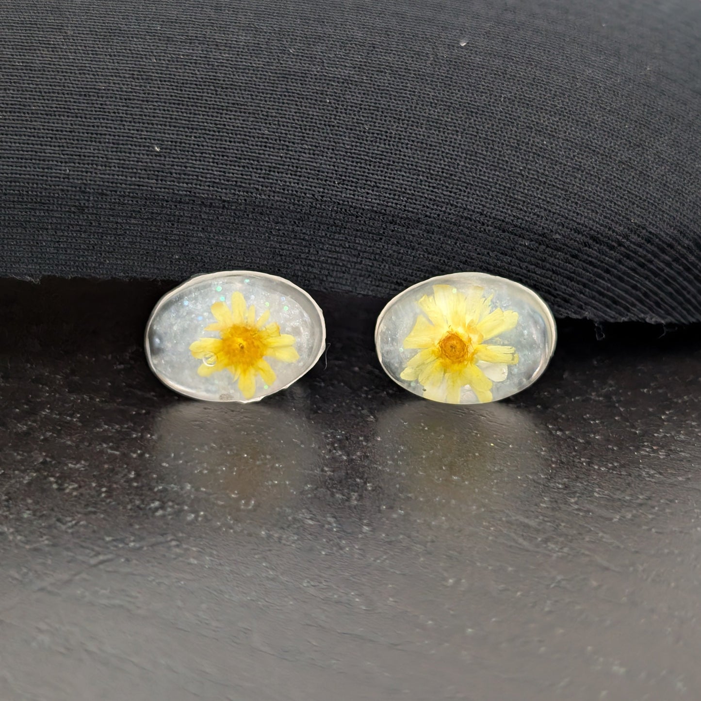 Earrings - Dried flowers Resin studs
