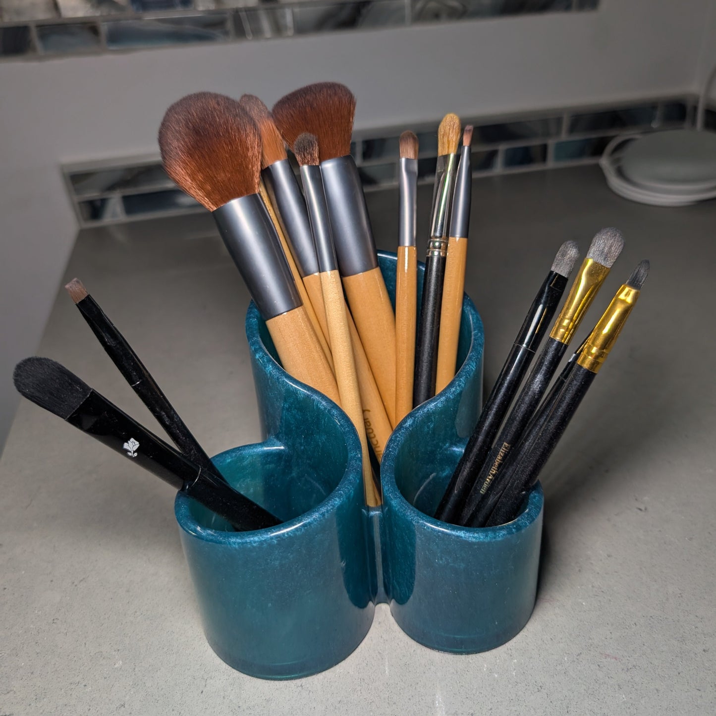 Knickknack - Large resin brush/pen holder