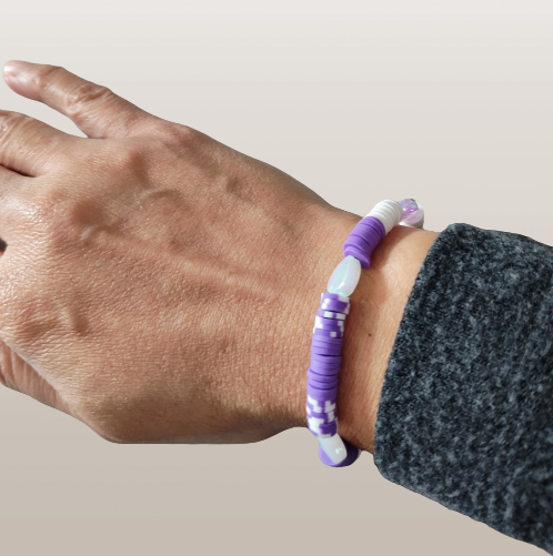 Bracelet - Elastic purple & white clay beads with acrylic hearts