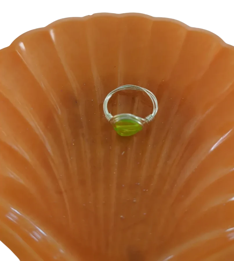 Ring - Small green acrylic heart on silver 22 gauge wire 0.6mm