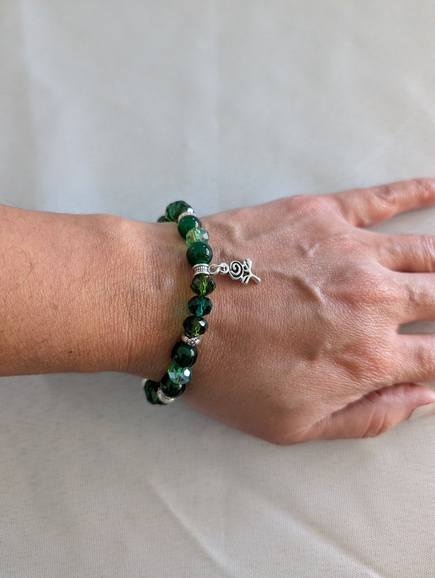 Bracelet - Elastic green beads with silver flower charm