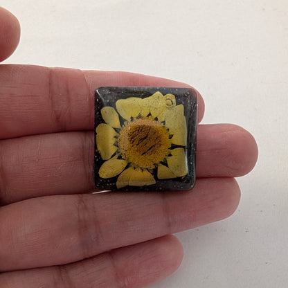 Add a touch of whimsy to any outfit with our 3D dried flower in resin pin. The stunning silver butterfly clutch ensures secure and easy attachment. Let this pin be your new go-to accessory for an elevated and playful look!