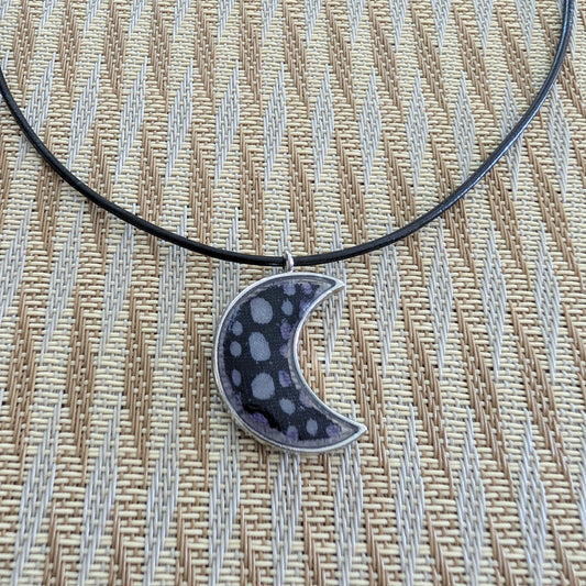 This stunning necklace features an 18-inch black leather cord with a resin silver moon pendant. The extension chain adds an extra 2 inches for the perfect fit. Lightweight at only 0.2 oz, this necklace will elevate any outfit. Feel passionate and inspired wearing this beautiful piece.