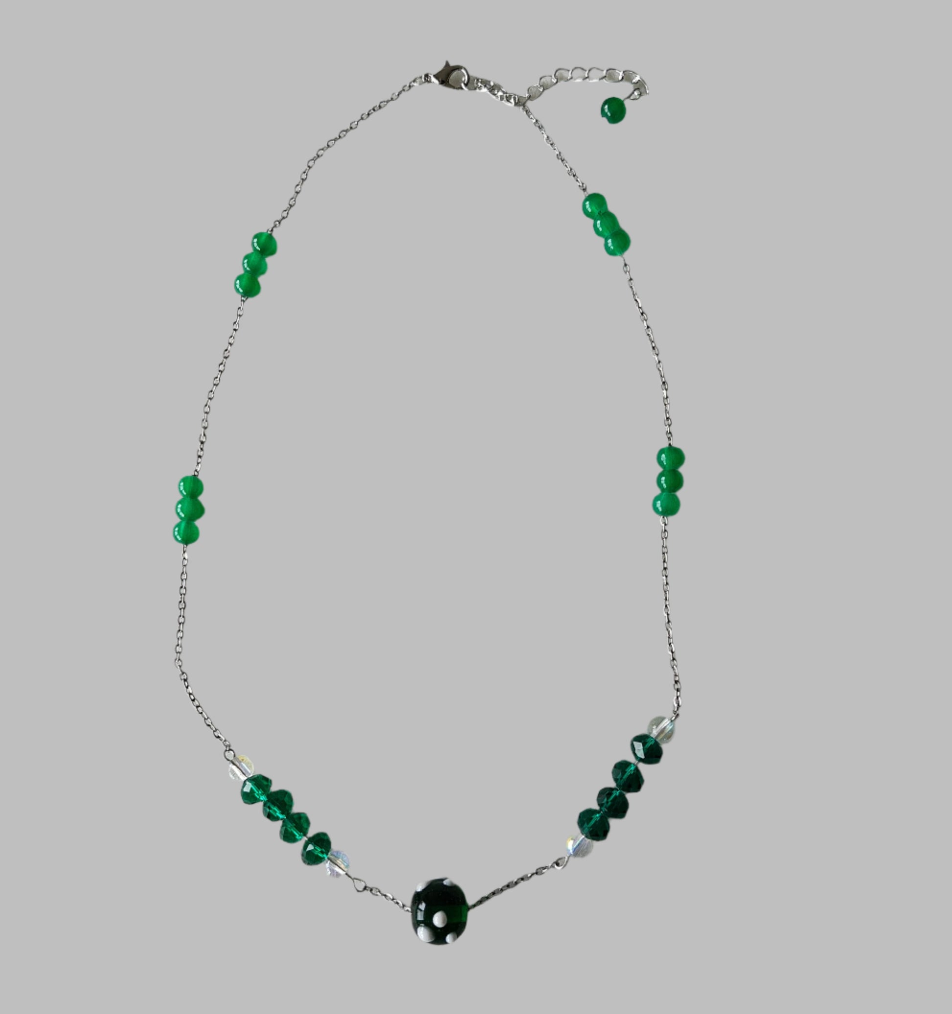 This 21.5 inch necklace features 6mm glass beads and 8mm crystal beads on a silver chain with a gorgeous accent glass bead. Lightweight at only 0.50 oz, it adds a touch of elegance to any outfit. Feel confident and beautiful with this stunning necklace.

Necklace - 21.5 inches 6mm glass beads and 8mm crystal beads on a silver chain with accent glass bead