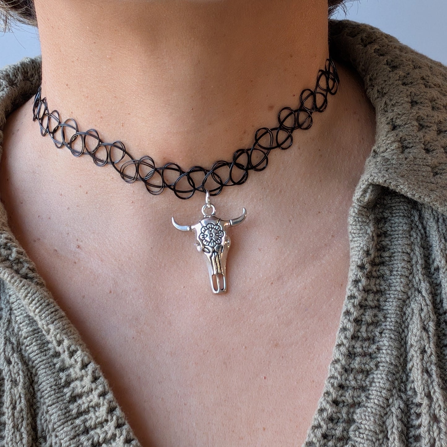 The stretchy elastic design fits comfortably around your neck with easy on-and-off convenience—no clasps needed. 