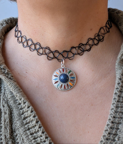 Slip on effortless style with this adjustable stretchy elastic necklace featuring a gorgeous boho antique silver charm. 