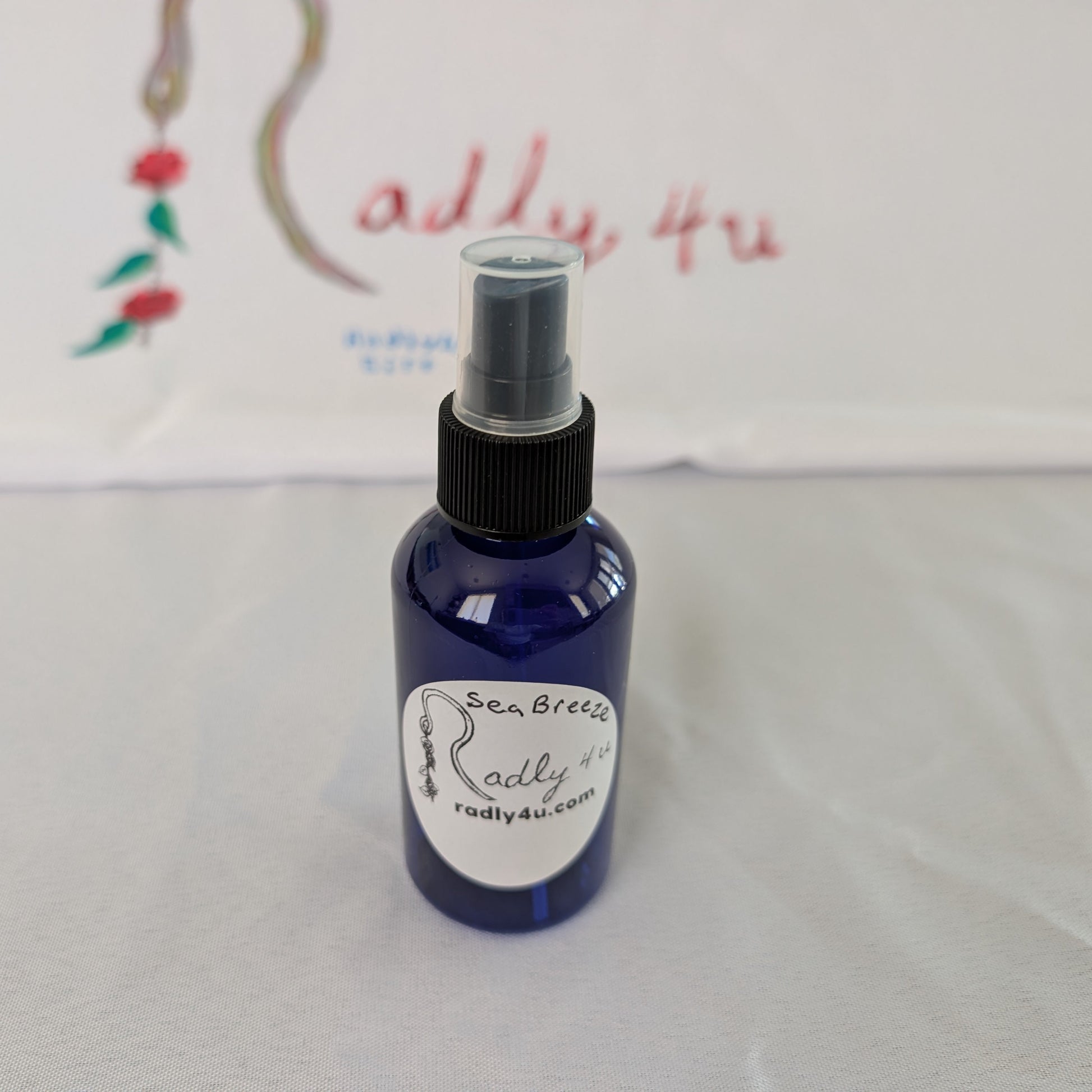 Sea Breeze Fragrance Oil is the scent of fresh, ocean air with a whiff of salty air and floral top notes. Very strong and clean.