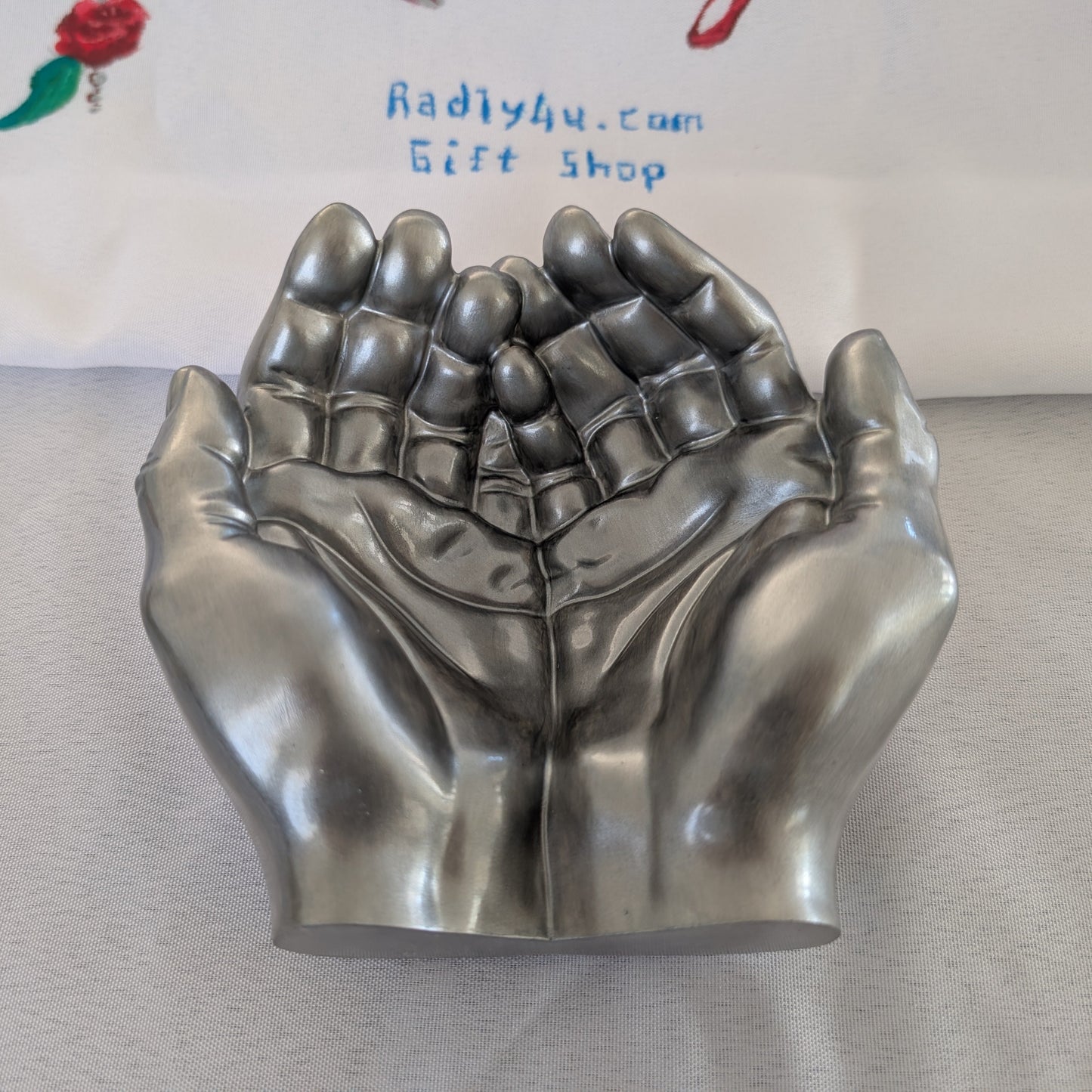 Organize and display your favorite trinkets with our Knickknack - Resin Hands trinket holder! Made from durable resin, this unique dish features intricately crafted hands to hold your small treasures.
