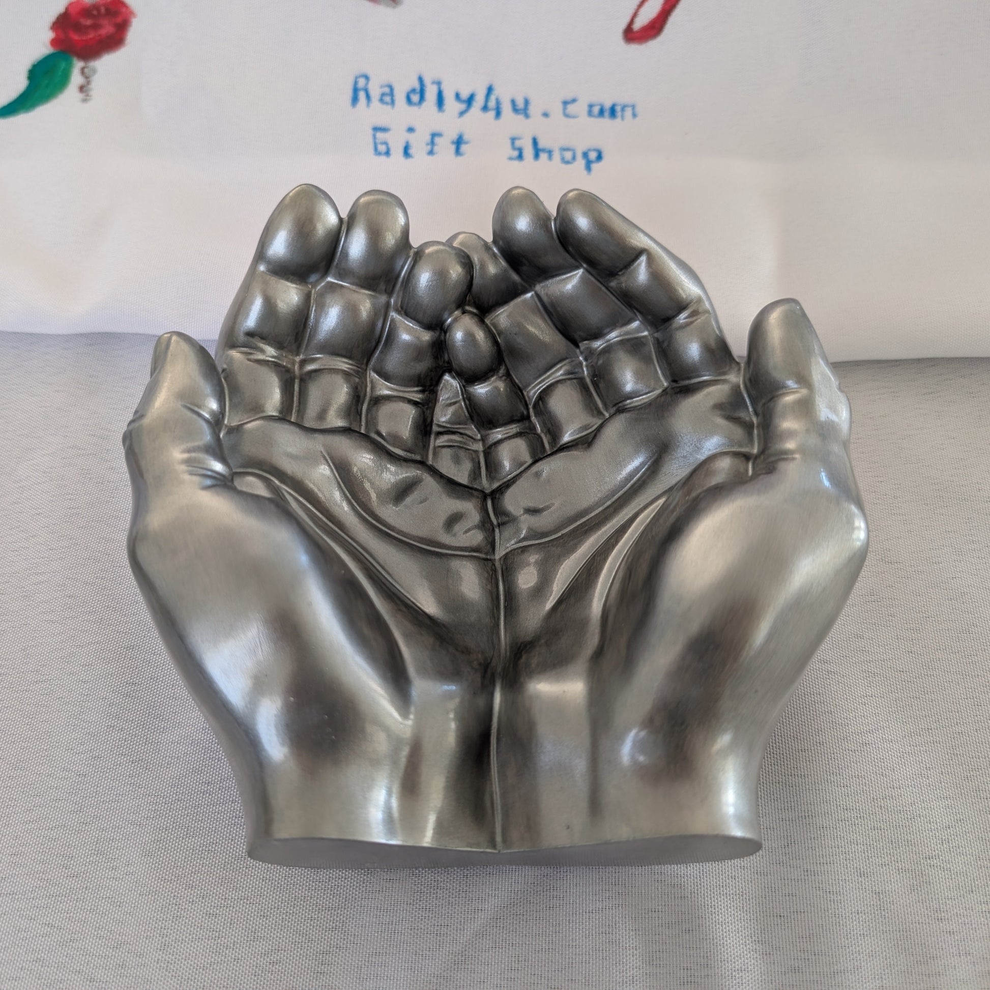Organize and display your favorite trinkets with our Knickknack - Resin Hands trinket holder! Made from durable resin, this unique dish features intricately crafted hands to hold your small treasures.