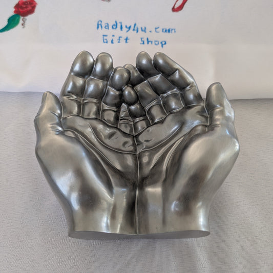 Organize and display your favorite trinkets with our Knickknack - Resin Hands trinket holder! Made from durable resin, this unique dish features intricately crafted hands to hold your small treasures.