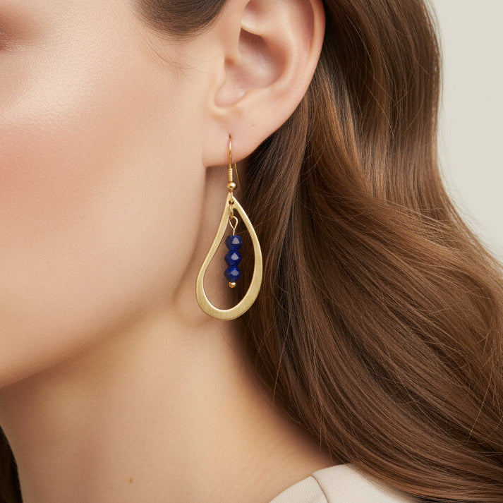 Stand out with these glamorous geometric teardrop earrings! Sparkling 4mm bicone crystals hang from a classic golden hook, creating a beautiful ensemble that will surely be remembered. Add some luxury to your outfit!