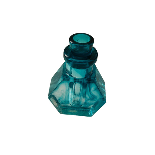 This Knickknack - Resin small hexagon potion bottle trinket is the perfect addition to any collection! Its unique shape and material make it a stand-out piece, while its small size makes it versatile for use as a trinket or decor. Display your passion for collecting with this charming potion bottle!