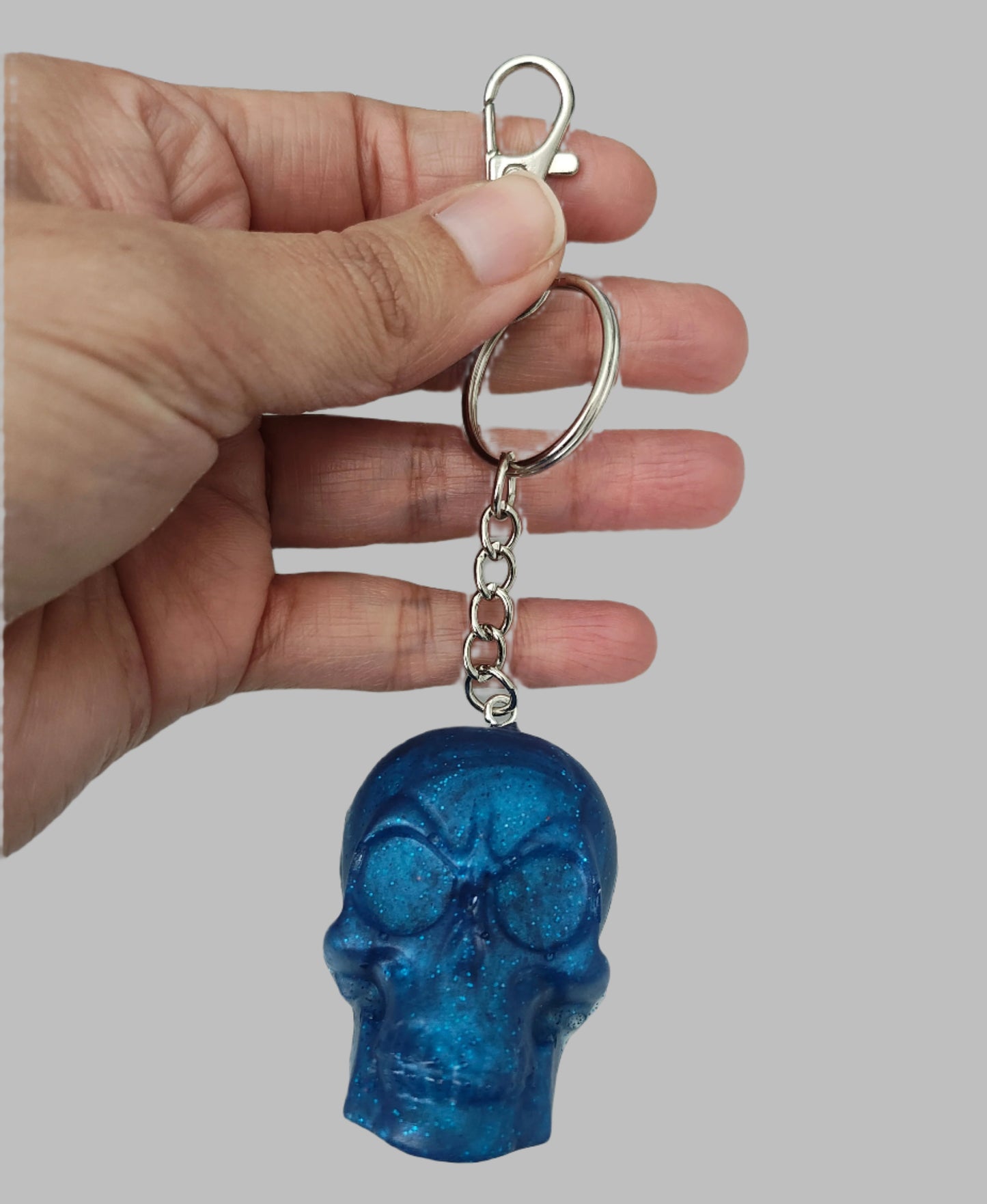 Add a touch of edginess to your keys with our unique Keychain featuring a resin skull face. Perfect for those who love to stand out and make a statement, this keychain is both functional and stylish. Never lose your keys and showcase your unique style with our Keychain - Resin skull face!