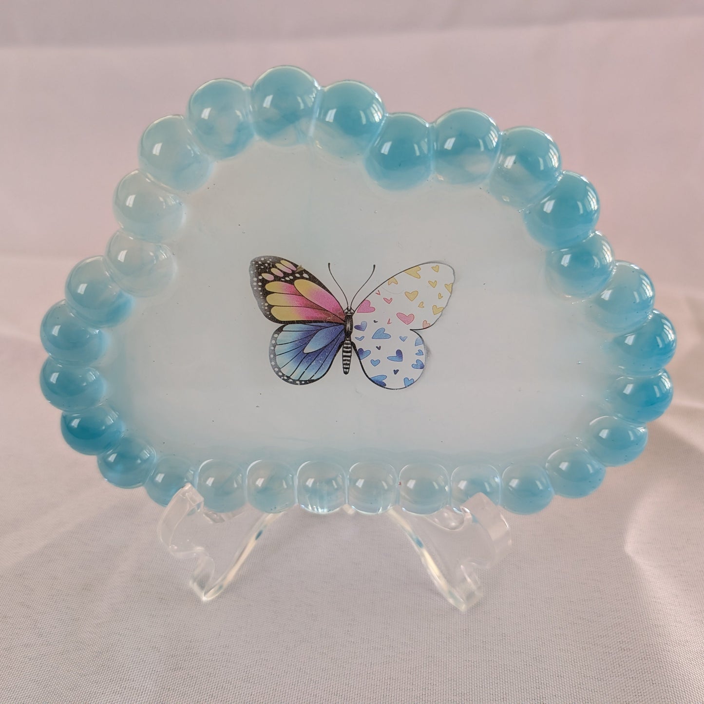 Keep your treasures safe and organized with our cloud trinket tray! Made of high-quality resin, this cute and functional tray adds a touch of whimsy to your decor while keeping your small items in one place. Perfect for jewelry, coins, and more, it's a must-have for any collector.