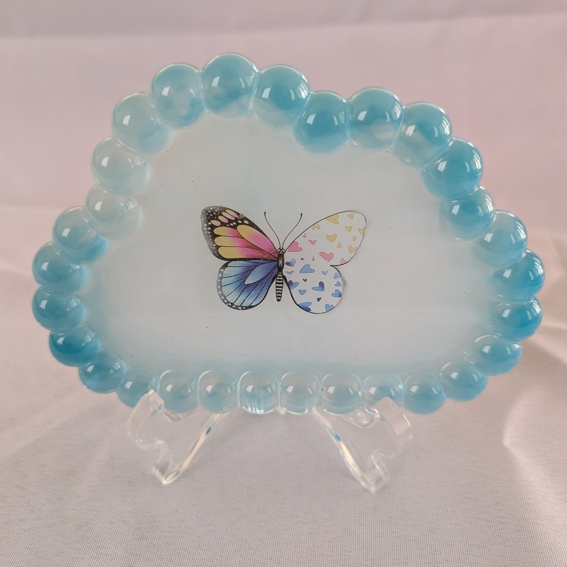 Keep your treasures safe and organized with our cloud trinket tray! Made of high-quality resin, this cute and functional tray adds a touch of whimsy to your decor while keeping your small items in one place. Perfect for jewelry, coins, and more, it's a must-have for any collector.