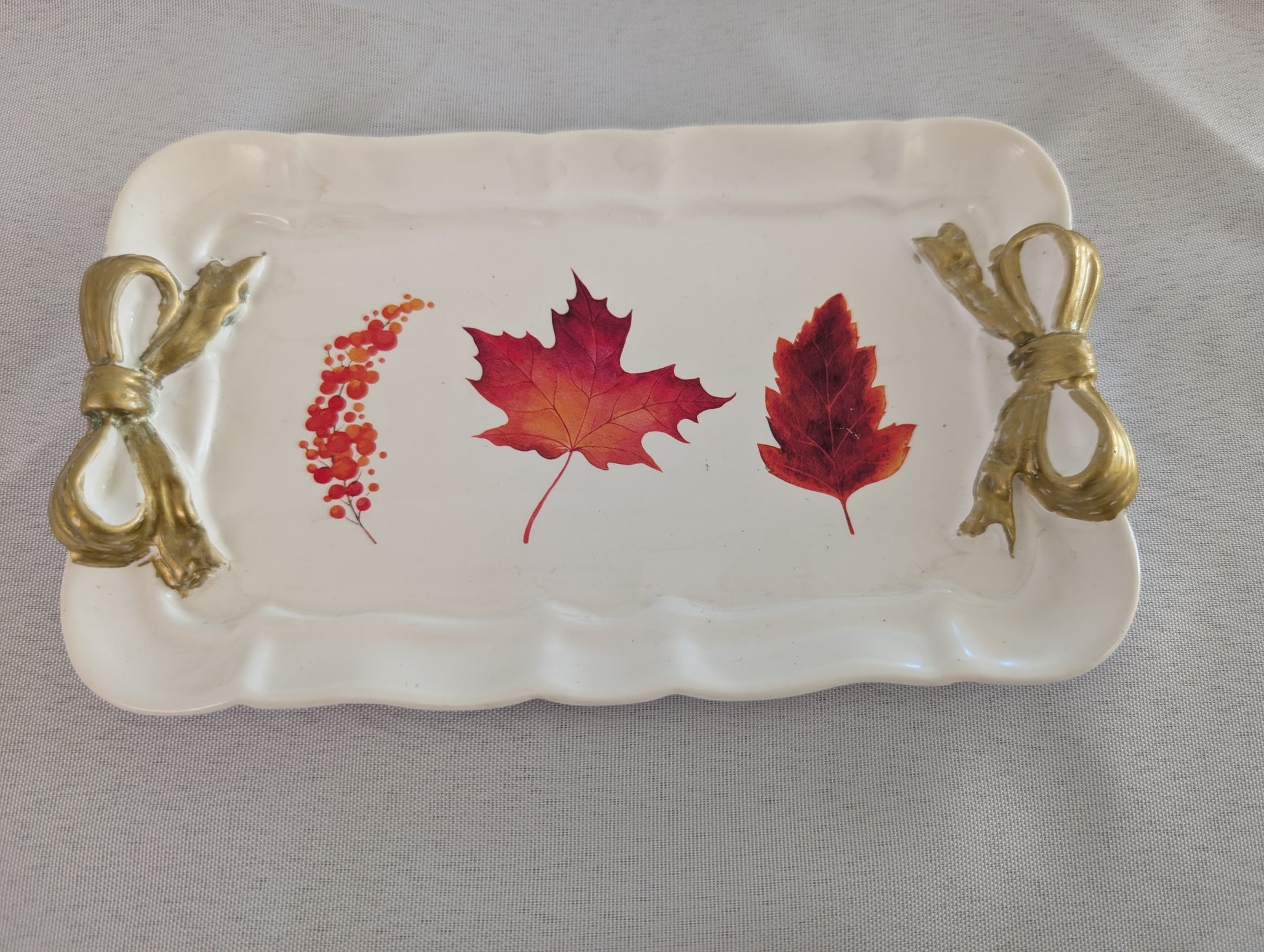 Resin rectangle trinket tray

hand crafted with eco resin.

Eco Resin feels similar to Ceramic or porcelain: smooth, cool to the touch, and non-plastic.