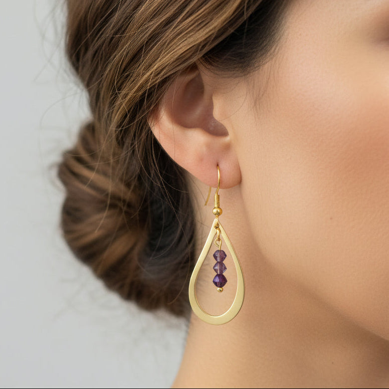 Stand out with these glamorous geometric teardrop earrings! Sparkling 4mm bicone crystals hang from a classic golden hook, creating a beautiful ensemble that will surely be remembered. Add some luxury to your outfit!