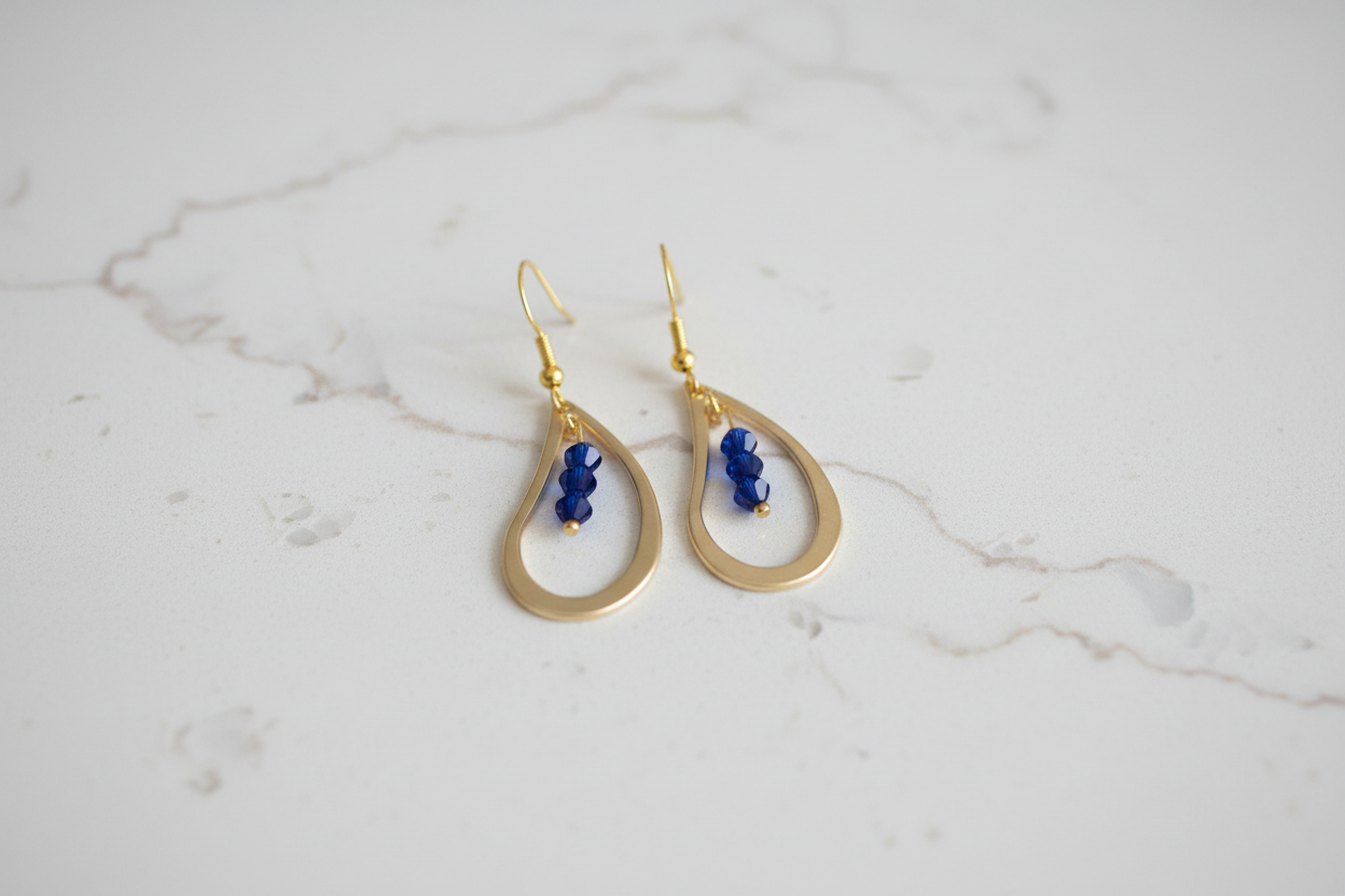Stand out with these glamorous geometric teardrop earrings! Sparkling 4mm bicone crystals hang from a classic golden hook, creating a beautiful ensemble that will surely be remembered. Add some luxury to your outfit!
