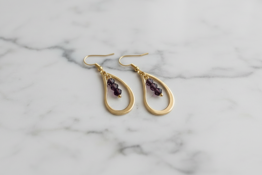 Stand out with these glamorous geometric teardrop earrings! Sparkling 4mm bicone crystals hang from a classic golden hook, creating a beautiful ensemble that will surely be remembered. Add some luxury to your outfit!