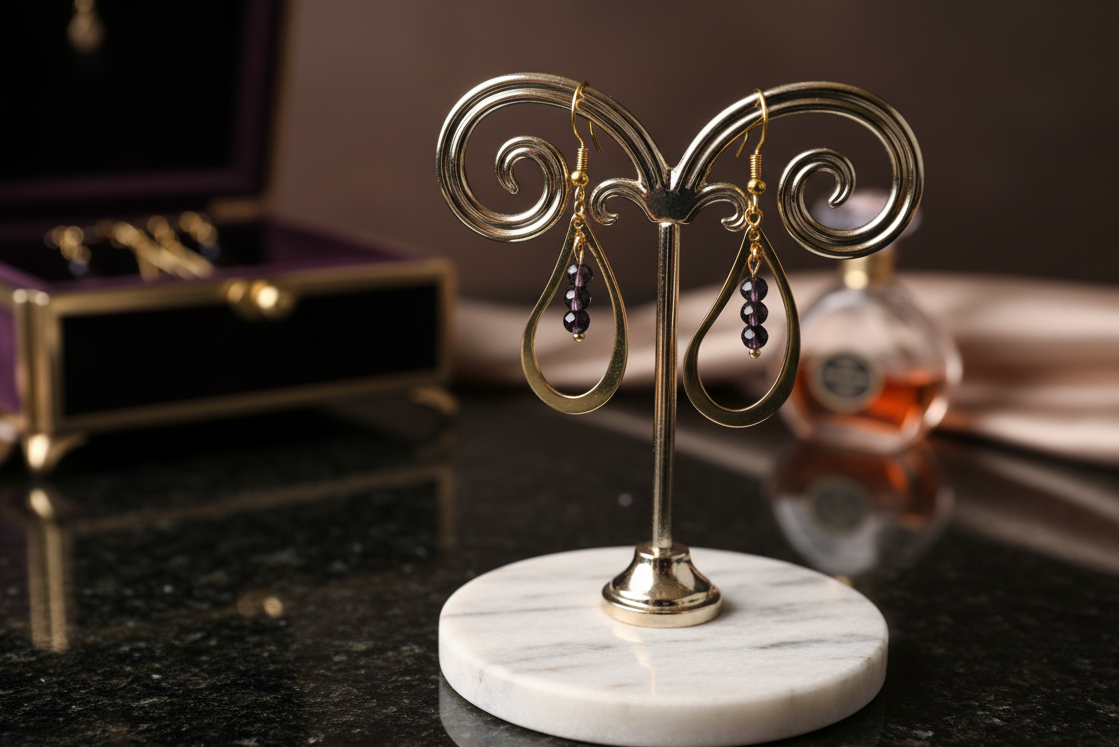 Stand out with these glamorous geometric teardrop earrings! Sparkling 4mm bicone crystals hang from a classic golden hook, creating a beautiful ensemble that will surely be remembered. Add some luxury to your outfit!