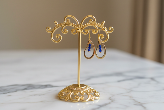 Stand out with these glamorous geometric teardrop earrings! Sparkling 4mm bicone crystals hang from a classic golden hook, creating a beautiful ensemble that will surely be remembered. Add some luxury to your outfit!