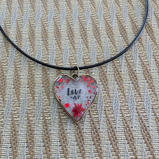 This stunning necklace features an 18 inch black leather cord with a resin and flowers bronze heart pendant. The extension chain allows for a customizable fit. Weighing only 0.2 oz, it's a lightweight and stylish addition to any outfit. Show your love and creativity with this unique necklace.