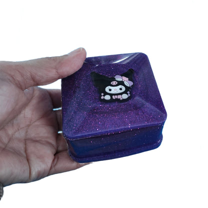 Elevate your jewelry storage game with our Knickknack resin square box. The character lid adds personality to this functional piece, keeping your treasures organized and protected. Made with high-quality resin, it's durable and long-lasting. Add a touch of charm to your vanity or dresser.