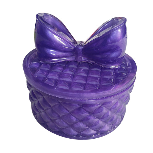 This beautifully crafted resin round trinket box with a bow lid is perfect for storing your delicate items. The intricate design adds a touch of elegance and sophistication to any room. Keep your trinkets safe and organized in this stylish and functional piece.