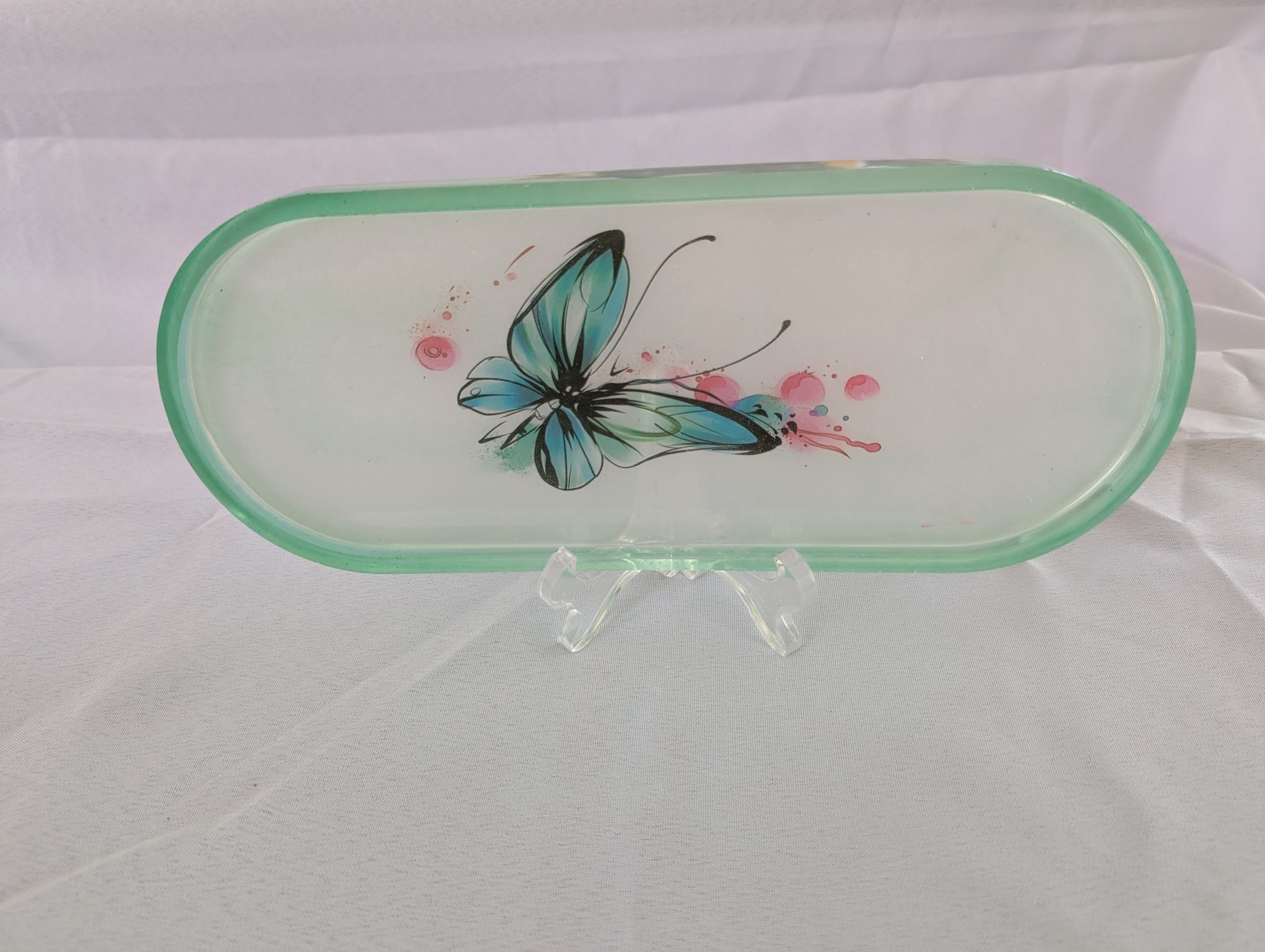 This Knickknack - Resin X Large oval trinket dish is the perfect addition to any home. Its unique design and high-quality resin material make it both practical and visually appealing. Keep your small items organized and add a touch of elegance to your space with this beautiful dish.