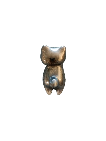Add a touch of cuteness and charm to any room or space with our Resin small cat trinket. Made of high-quality resin, this small cat figurine is the perfect addition to your collection.