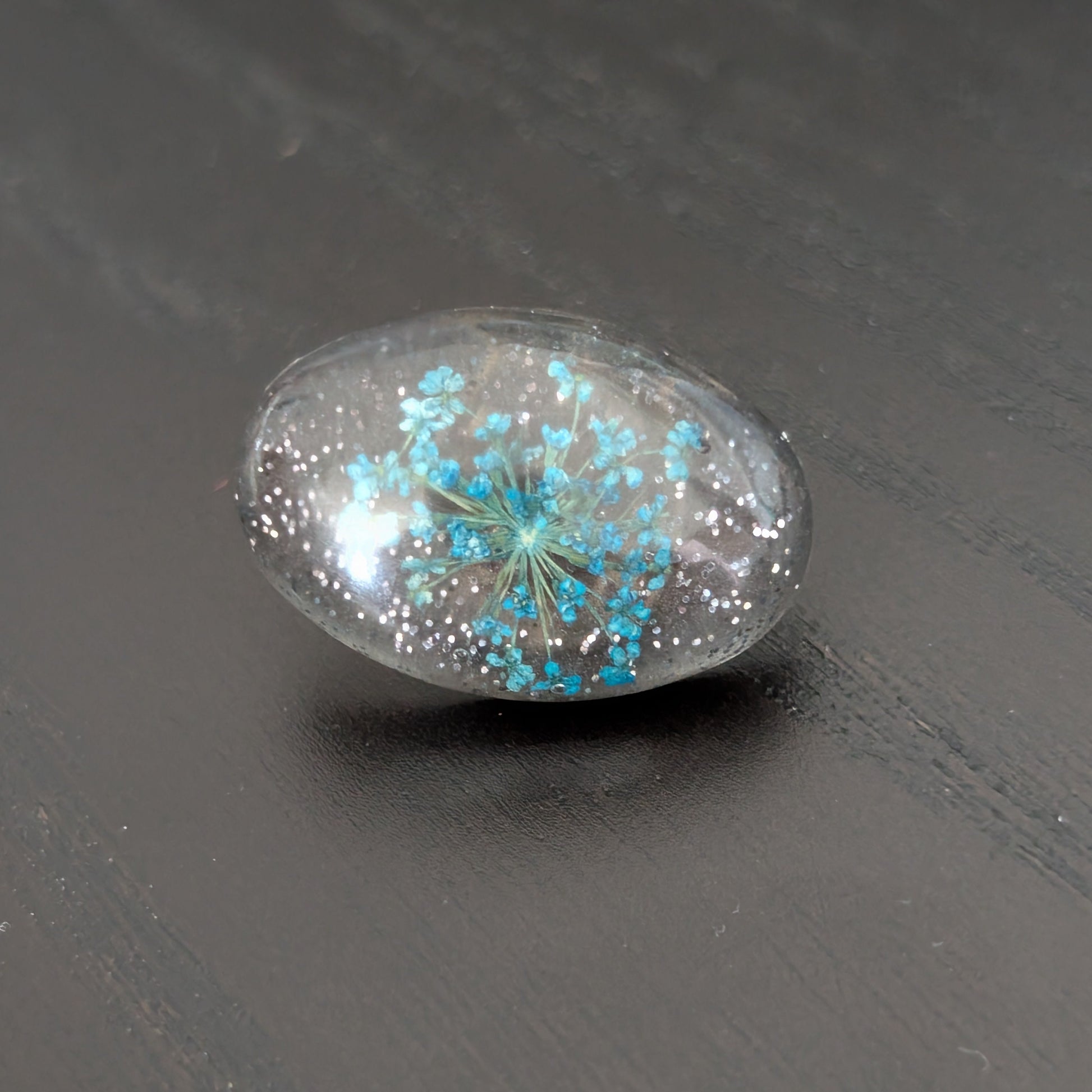 Add a touch of whimsy to any outfit with our 3D dried flower in resin pin. The stunning silver butterfly clutch ensures secure and easy attachment. Let this pin be your new go-to accessory for an elevated and playful look!