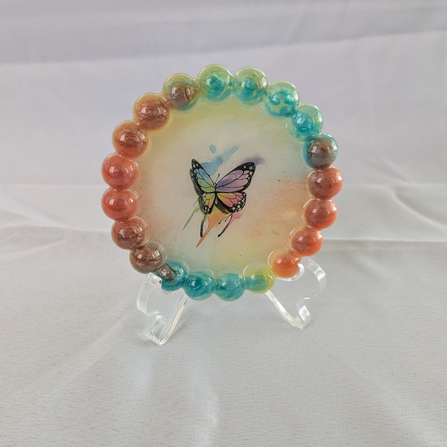 Elevate your home decor with our Round Resin trinket tray! This stylish and functional tray is perfect for storing small items like jewelry, keys, and more. Made of high-quality resin, it adds a touch of sophistication to any room. Organize and display your trinkets in style!