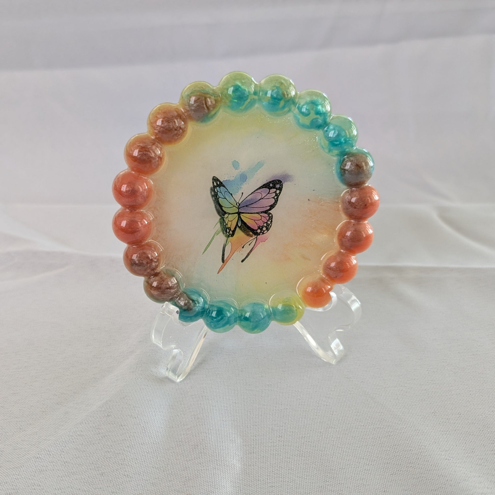 Elevate your home decor with our Round Resin trinket tray! This stylish and functional tray is perfect for storing small items like jewelry, keys, and more. Made of high-quality resin, it adds a touch of sophistication to any room. Organize and display your trinkets in style!