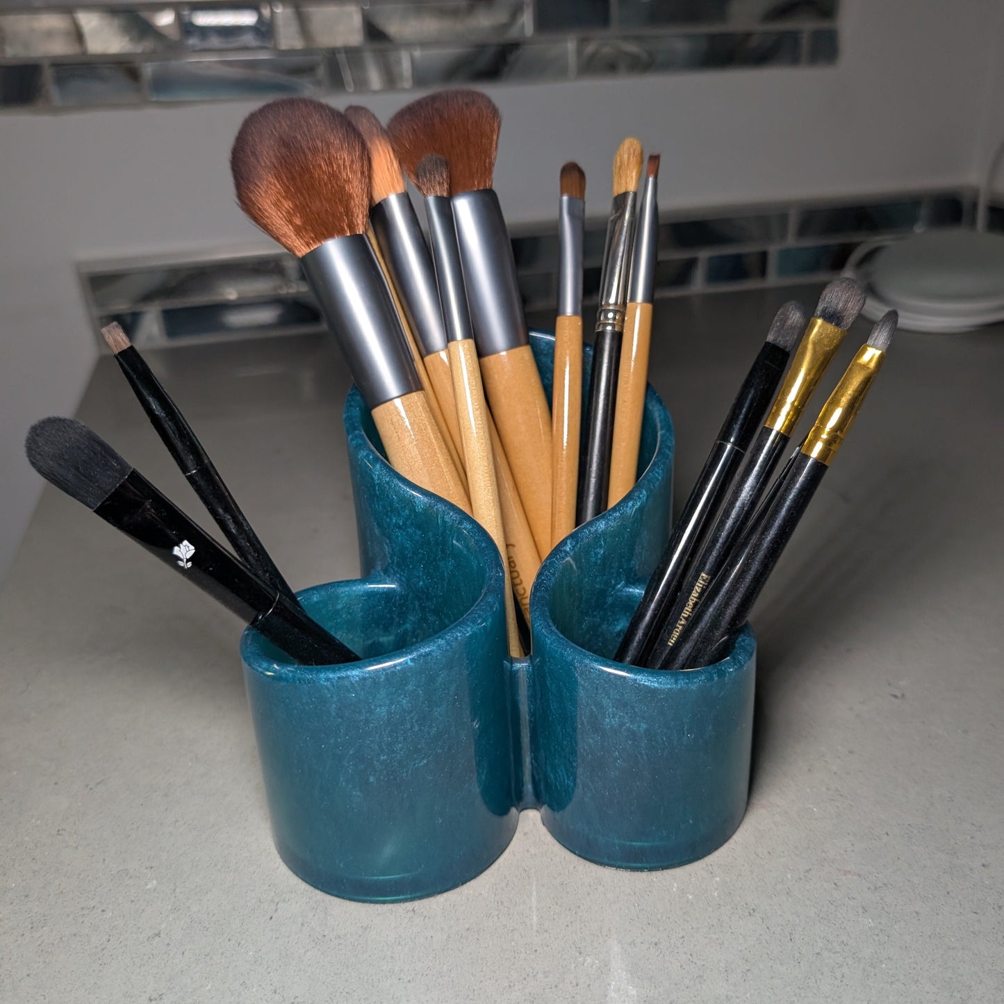 Knickknack - Large resin brush/pen holder