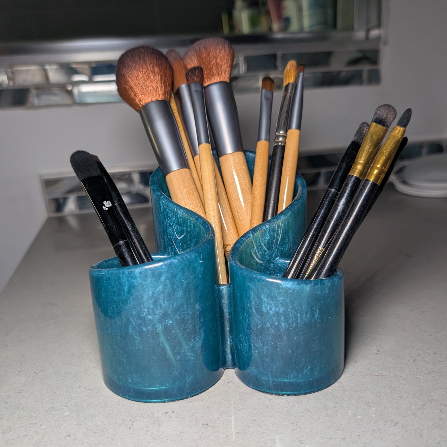 Knickknack - Large resin brush/pen holder