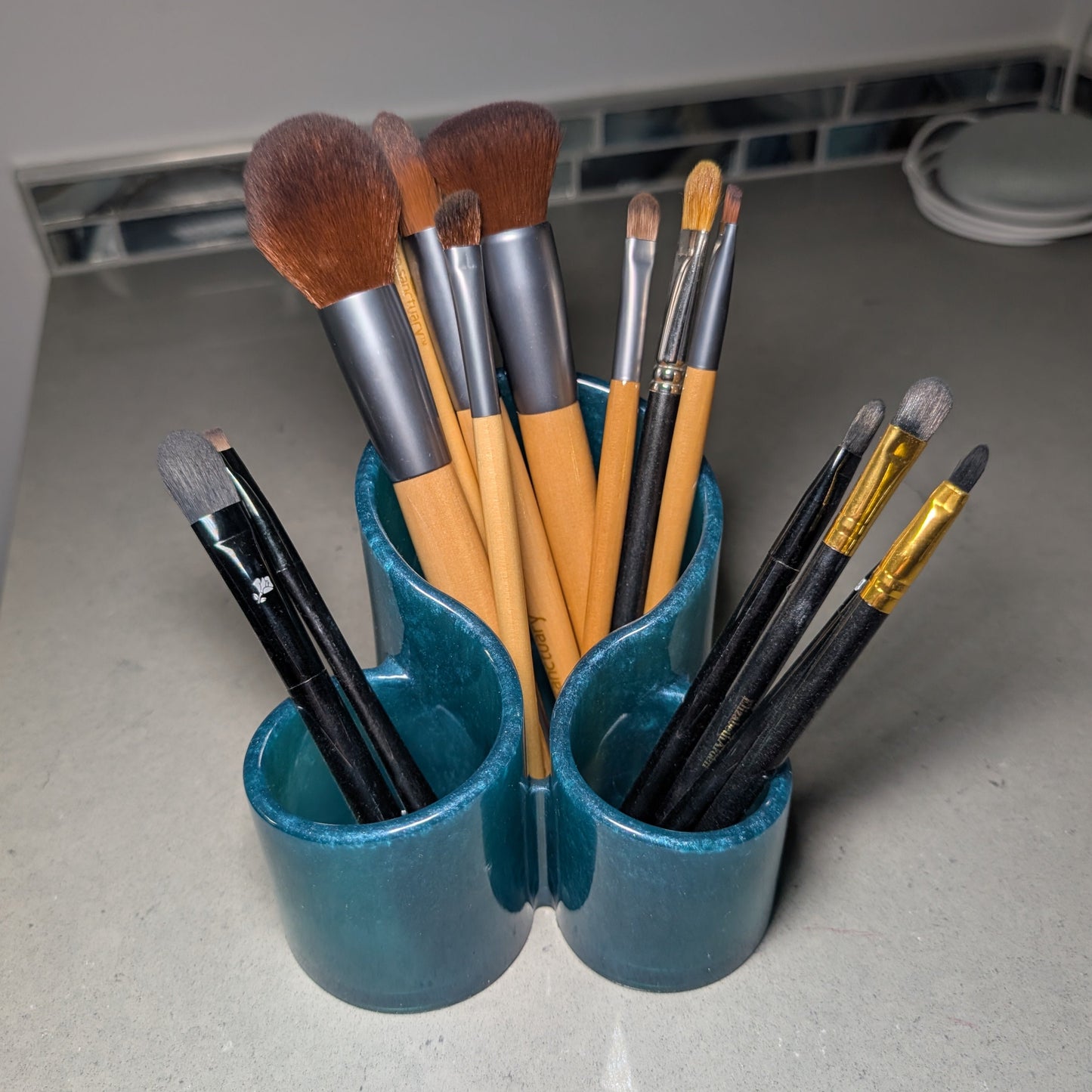 Knickknack - Large resin brush/pen holder