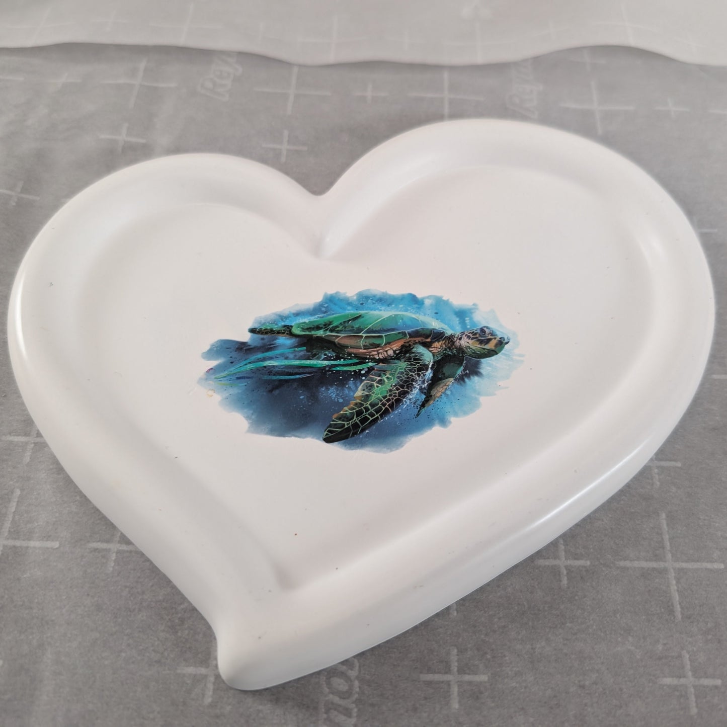 Knickknack - Resin large irregular heart tray