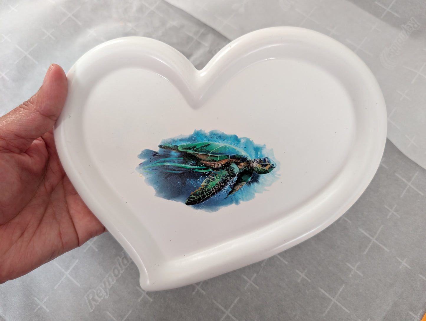 Knickknack - Resin large irregular heart tray