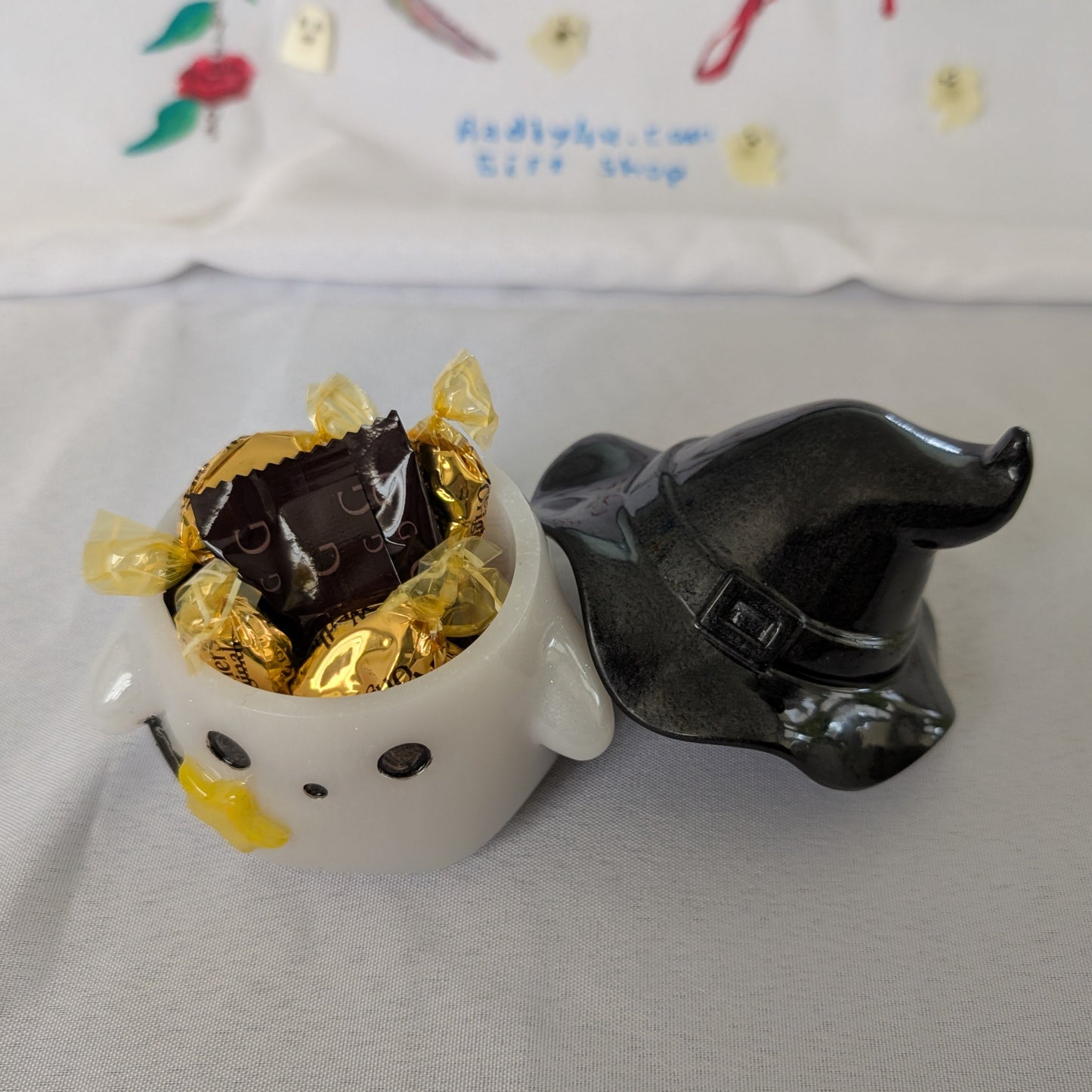 Knickknack - Resin ghost trinket with hat lid