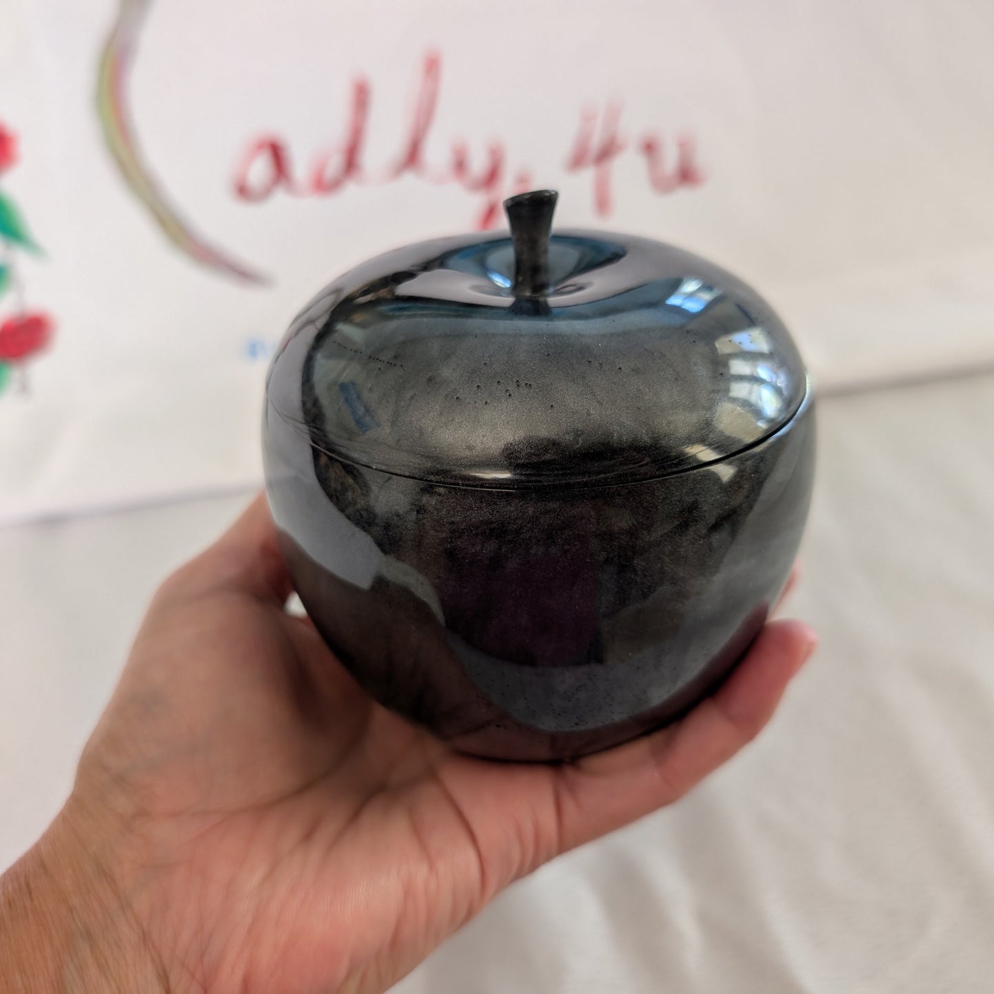 Knickknack - Resin apple trinket with lid