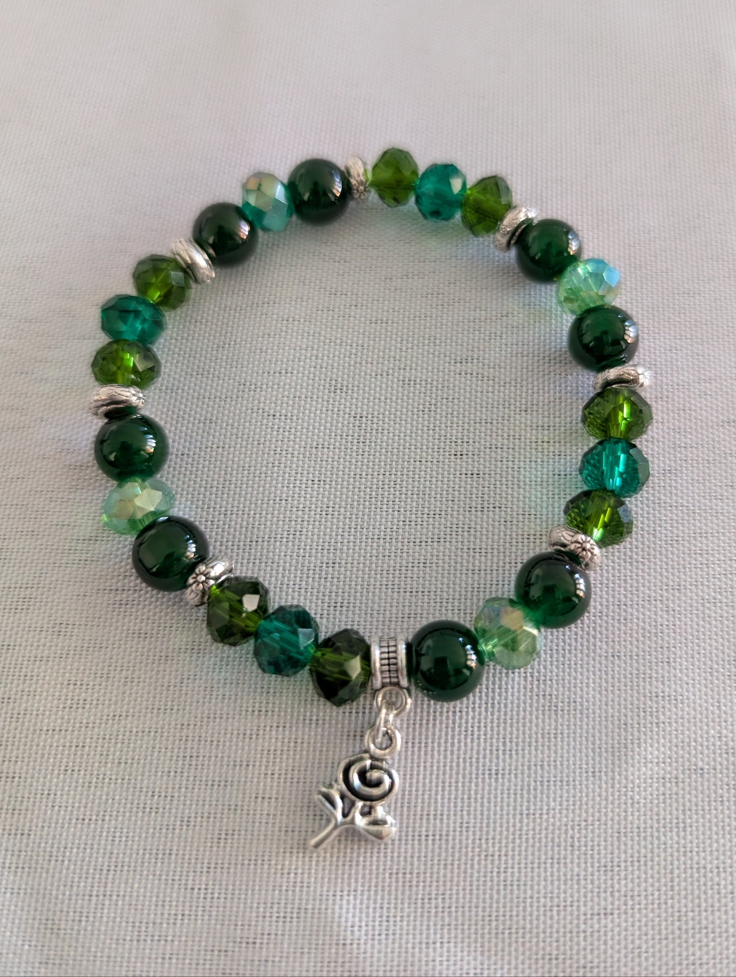 Bracelet - Elastic green beads with silver flower charm