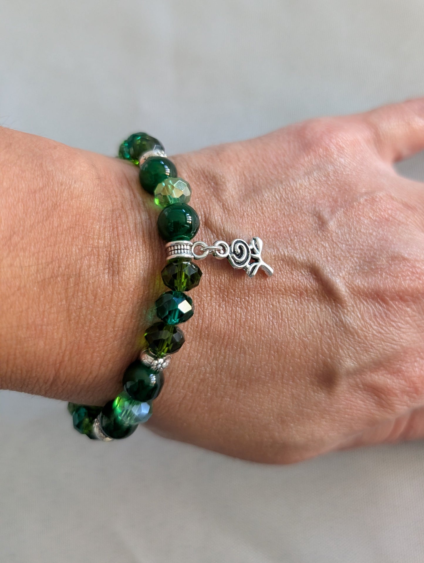 Bracelet - Elastic green beads with silver flower charm