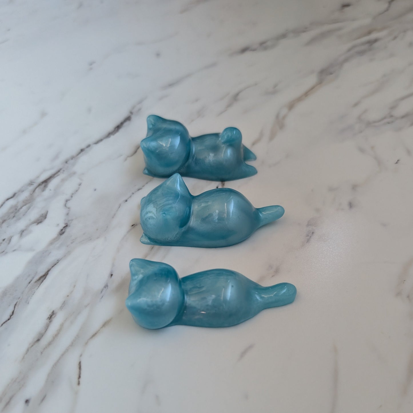 Resin small blue cat trinket