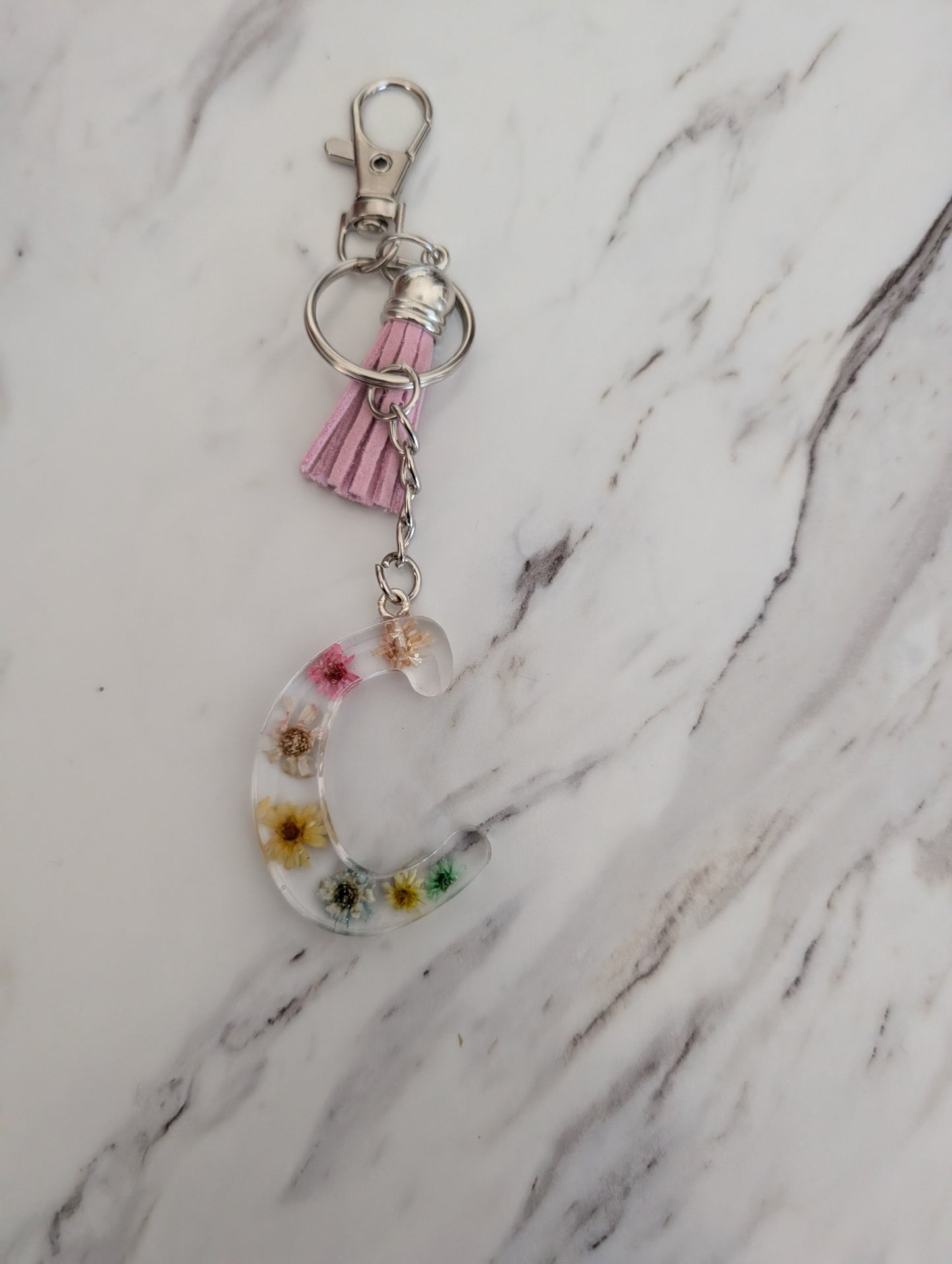Keychain with floral design on a marble surface